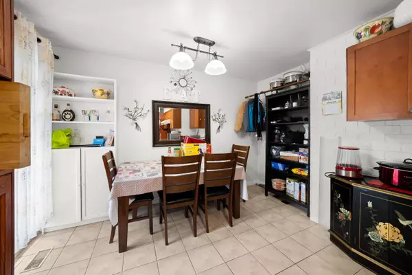 Richmond, BC V7A 2C7,9771 Pinewell CRES