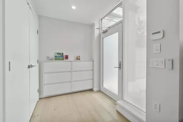 Vancouver, BC V6P 0J9,681 W 59th AVE