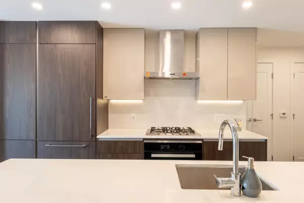 Vancouver, BC V5X 1X4,477 W 59th AVE #202