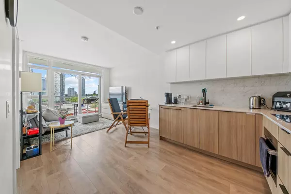 13685 102 AVE #906 Surrey, BC V3T 1N7