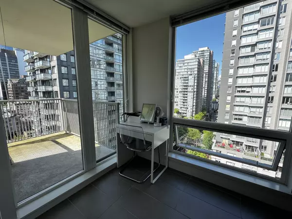 1055 Richards ST #1705 Vancouver, BC V6B 0C2