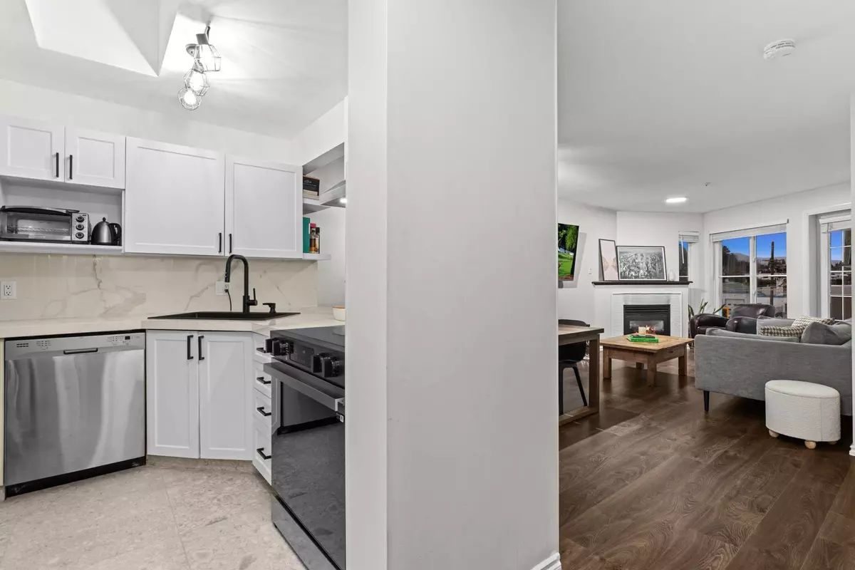 North Vancouver, BC V7L 3N9,245 St. Davids AVE #402