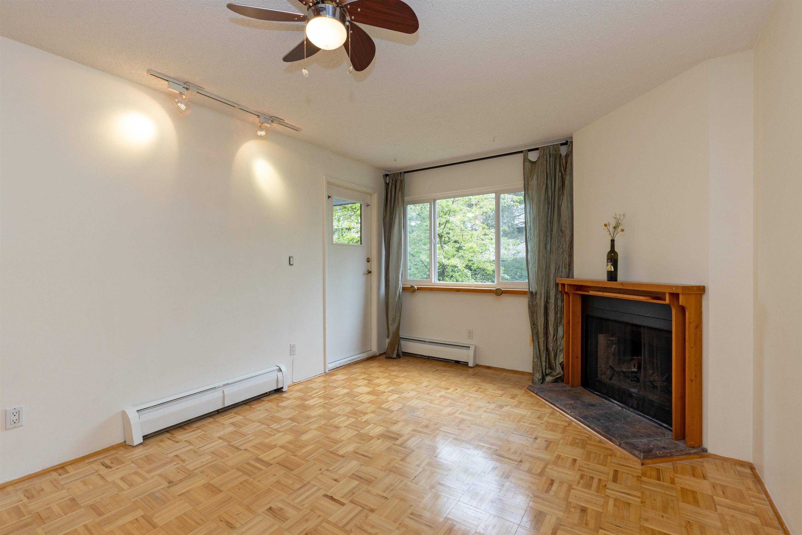 Coquitlam, BC V3J 1T9,1209 Howie AVE #213