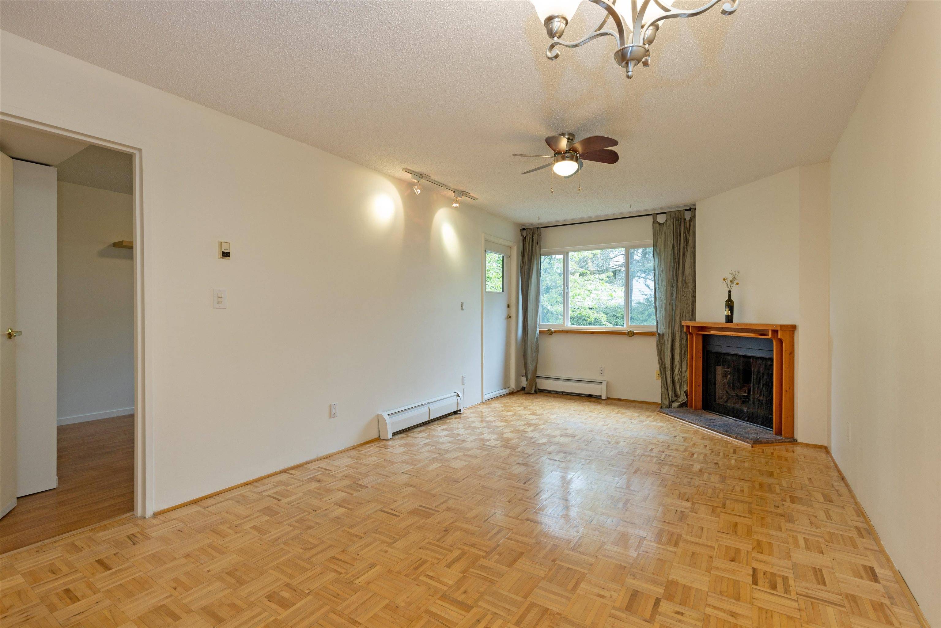Coquitlam, BC V3J 1T9,1209 Howie AVE #213
