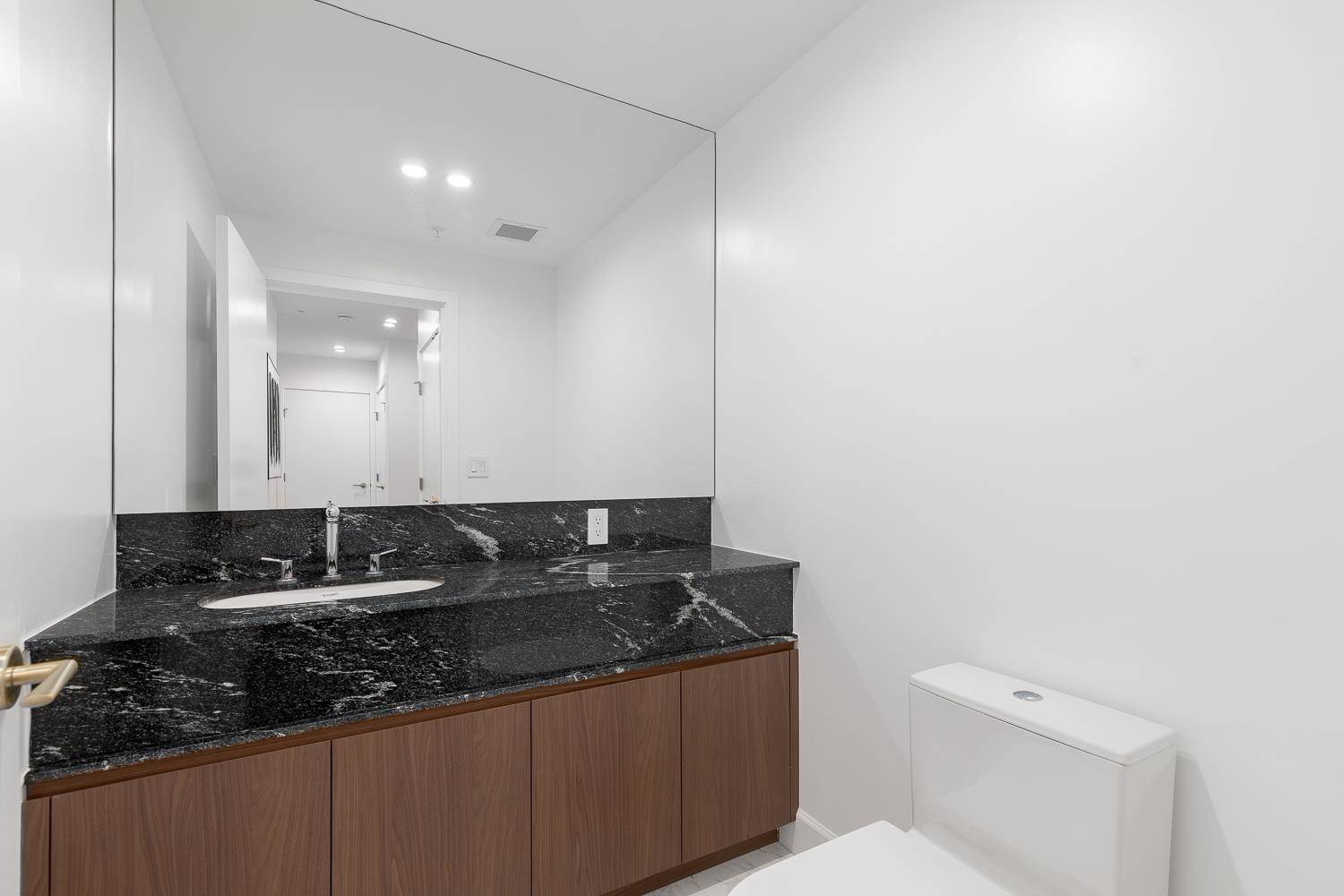 3668 W 10th AVE #406 Vancouver, BC V6R 2G3