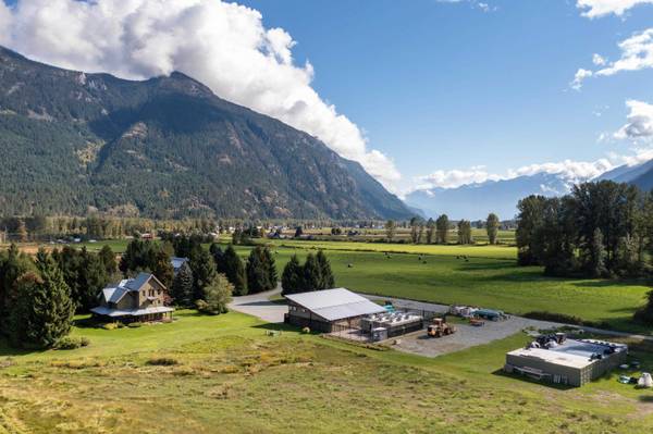 8891 Pemberton Meadows RD, Pemberton, BC V0N 2L2