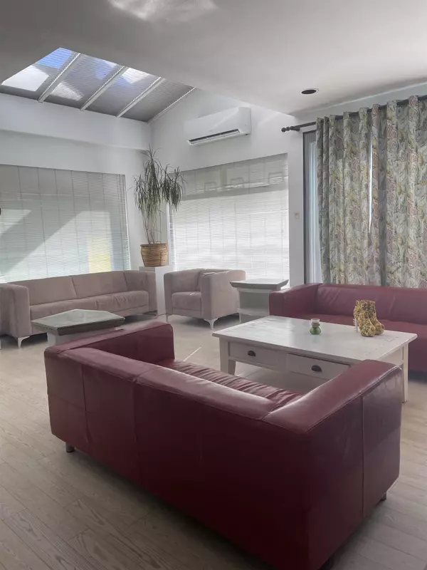 757 W 52nd AVE, Vancouver, BC V6P 1G5