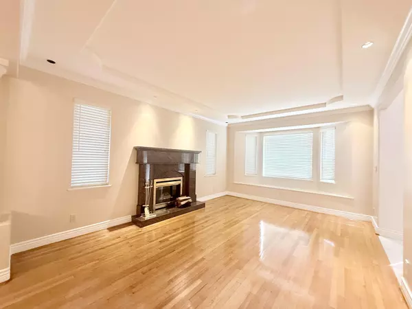 Burnaby, BC V5C 6N6,733 Macdonald AVE