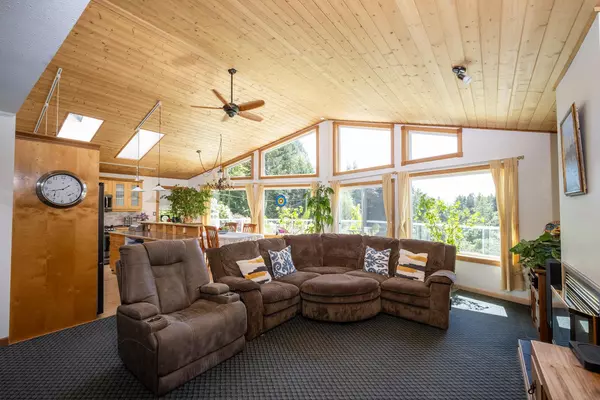 Roberts Creek, BC V0N 2W4,2556 Lower RD