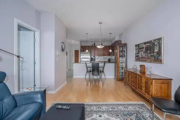 Surrey, BC V3R 0B3,15380 102a AVE #209