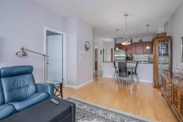Surrey, BC V3R 0B3,15380 102a AVE #209