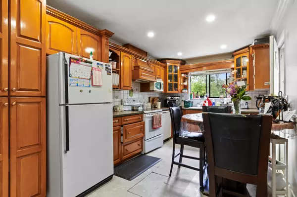Surrey, BC V3V 6L4,8864 Ursus CRES
