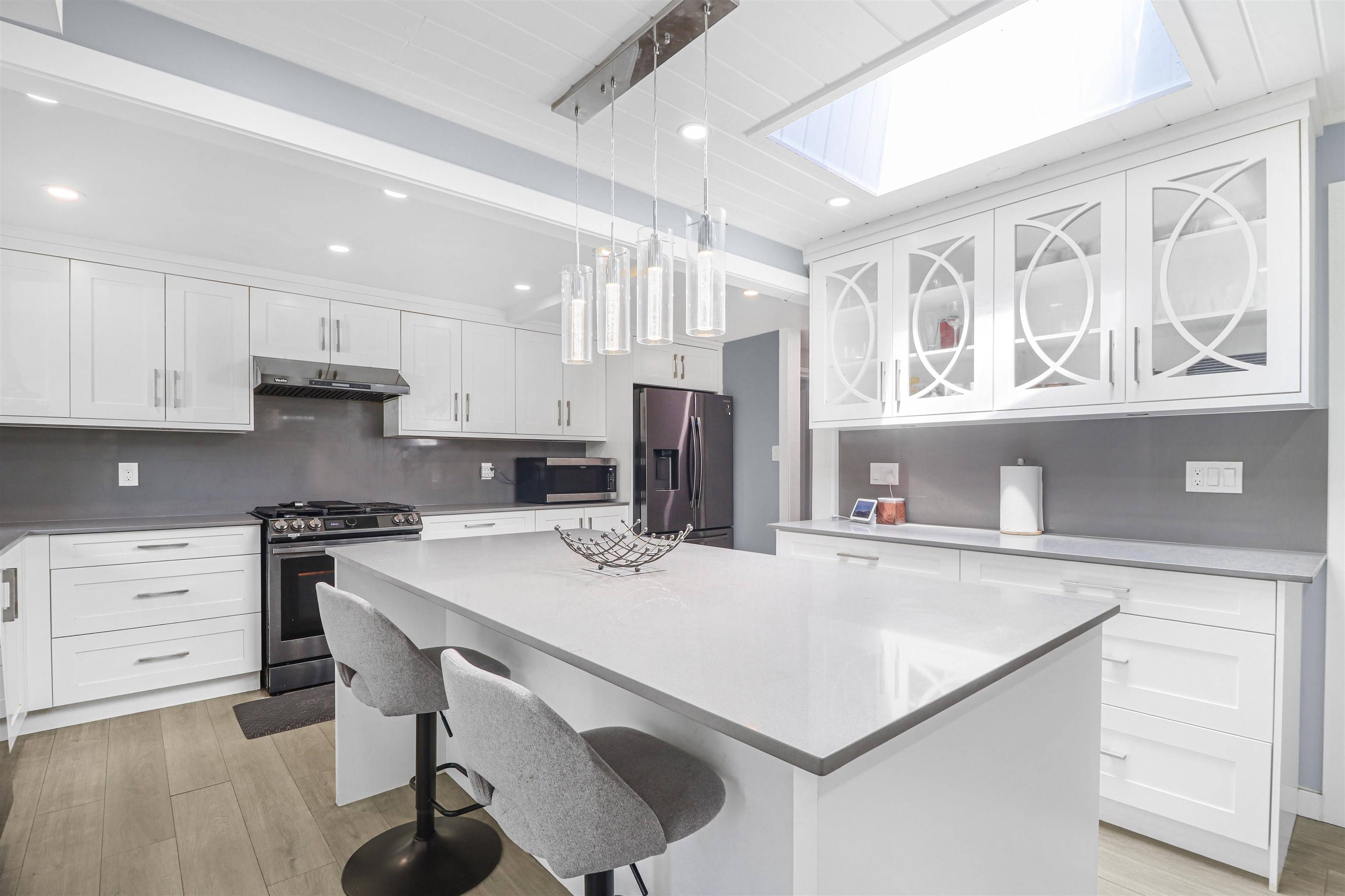 1225 Foster AVE Coquitlam, BC V3J 2M8