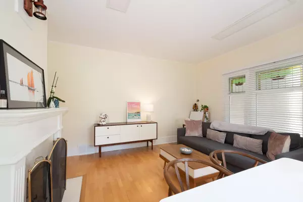 Vancouver, BC V6R 1A9,3652 Point Grey RD