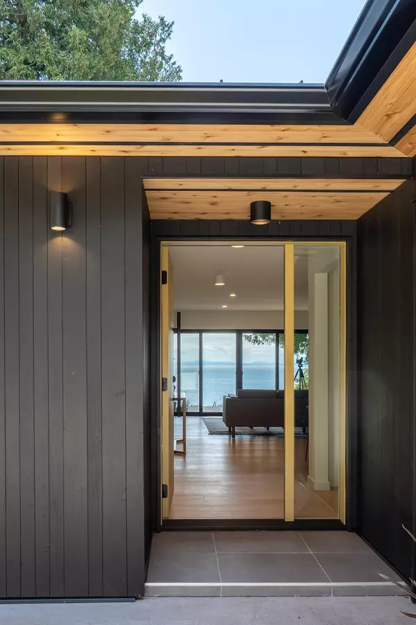 107 Mahan RD Gibsons, BC V0N 1V3