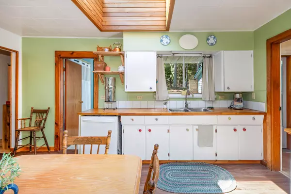 531 Arbutus DR Mayne Island, BC V0N 2J1