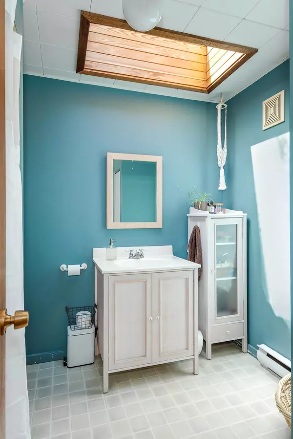 531 Arbutus DR Mayne Island, BC V0N 2J1