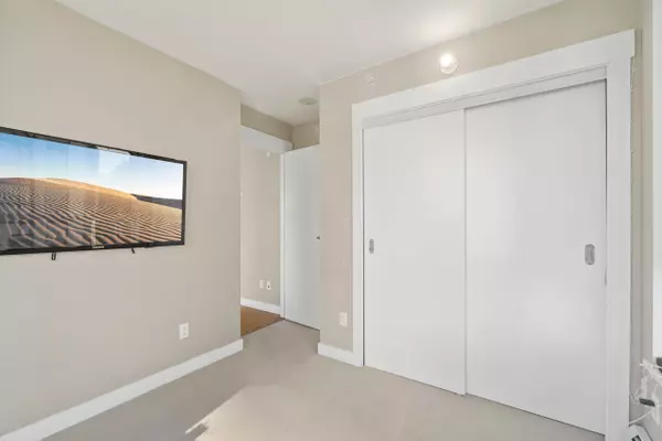 Surrey, BC V3T 0E6,10777 University DR #609