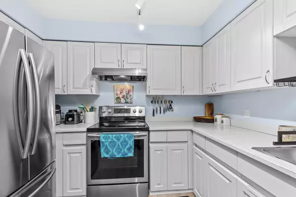 Port Coquitlam, BC V3B 1H3,1955 Suffolk AVE #106
