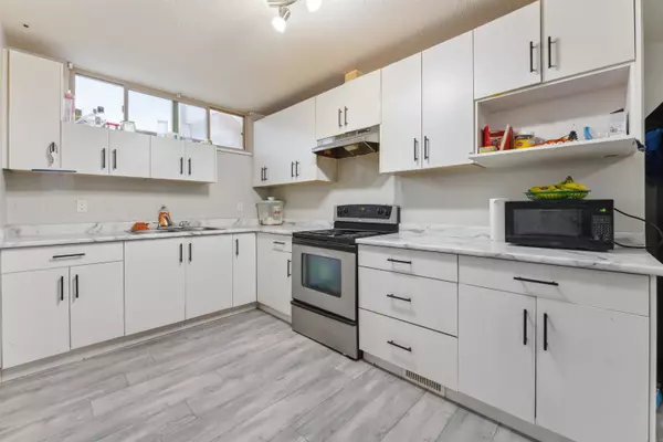 Surrey, BC V3W 3X5,7652 124 ST