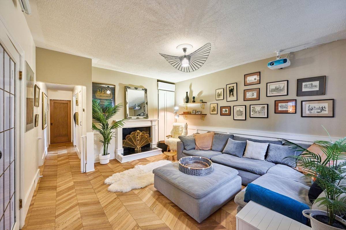 221 W 23rd ST, North Vancouver, BC V7M 2B4
