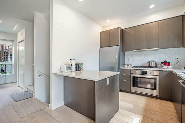 Vancouver, BC V6P 4A6,7903 Oak ST