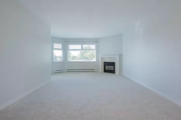 White Rock, BC V4B 4B1,1220 Fir ST #308