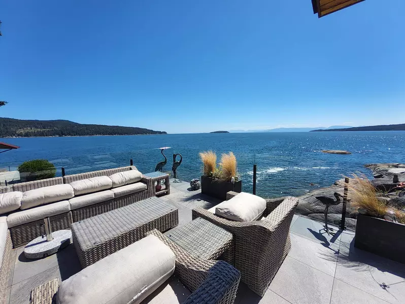9217 Truman RD, Halfmoon Bay, BC V0N 1Y2