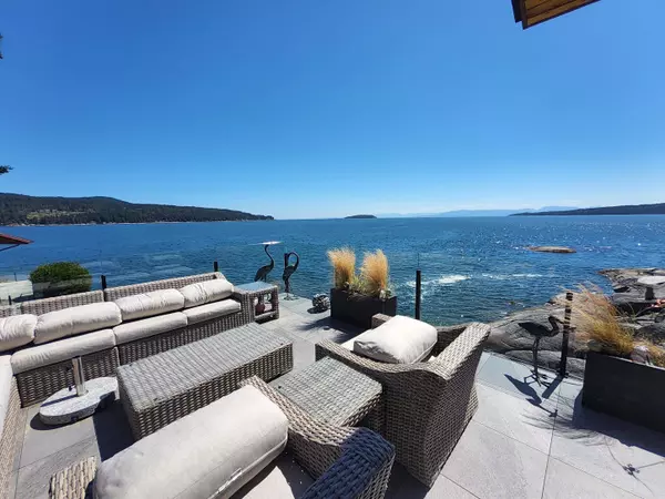 9217 Truman RD, Halfmoon Bay, BC V0N 1Y2