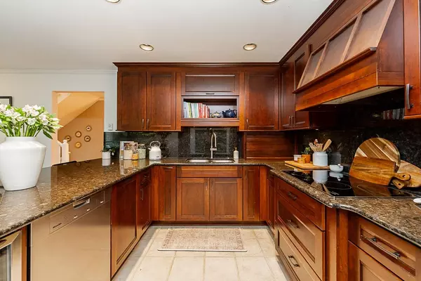 North Vancouver, BC V7H 2Z6,1174 Strathaven DR