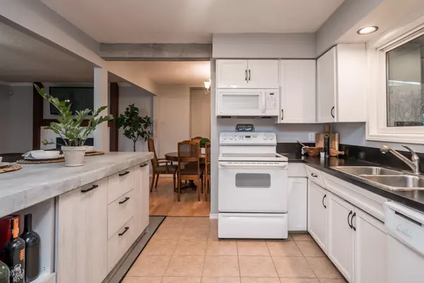 Abbotsford, BC V2S 5W1,33348 Wren CRES