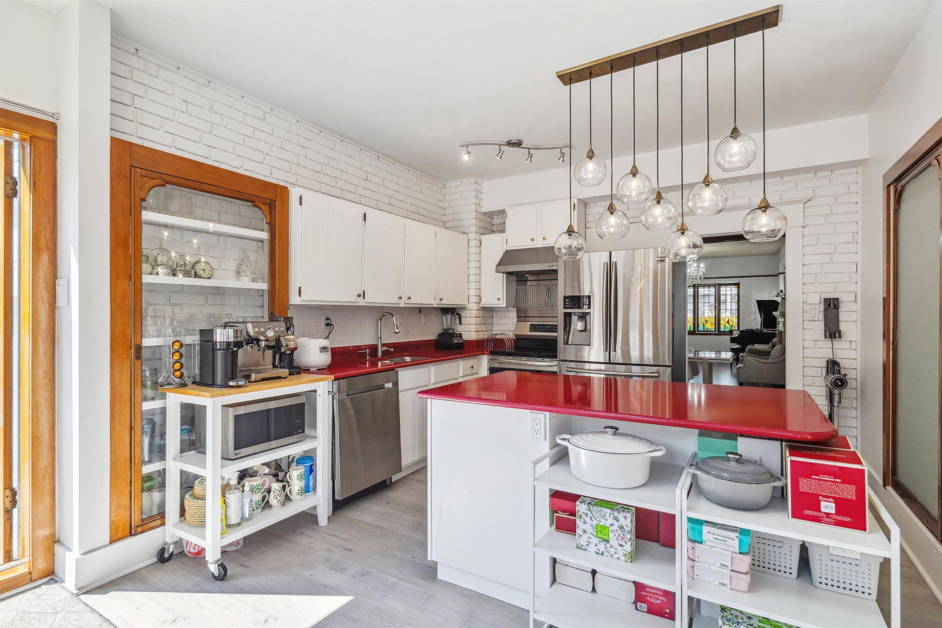 4190 W 11th AVE Vancouver, BC V6R 2L6
