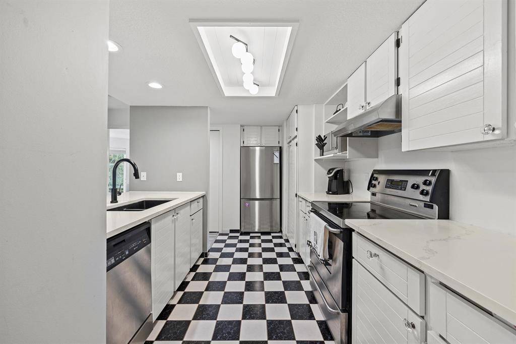 White Rock, BC V4B 1G2,15025 Victoria AVE #102