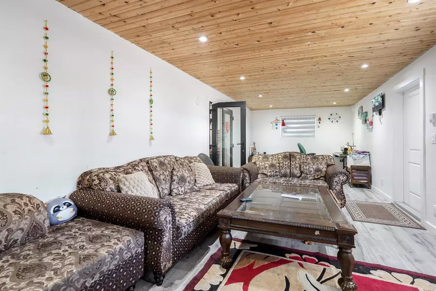 13076 64 AVE, Surrey, BC V3W 1X7