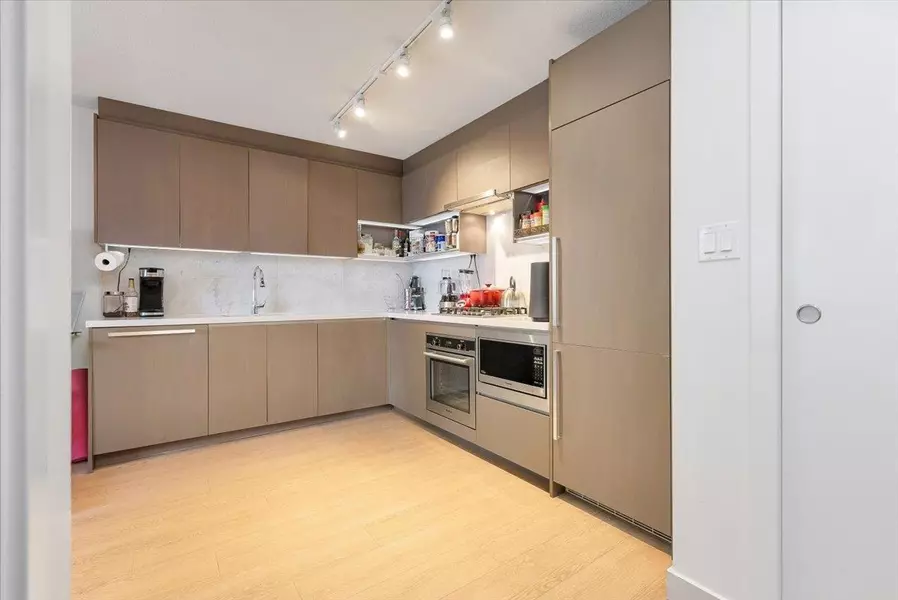13696 100 AVE #1015, Surrey, BC V3T 0L5