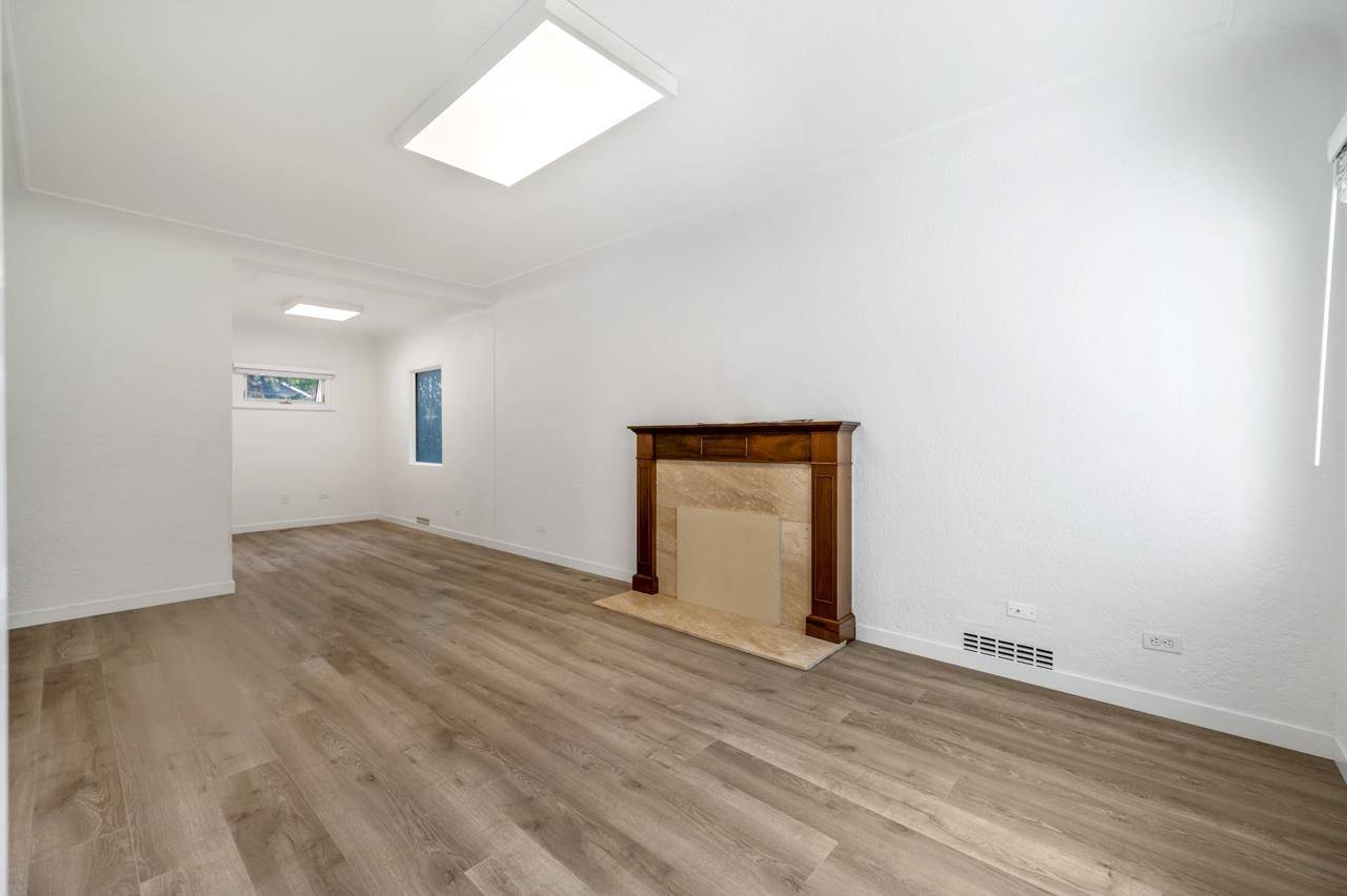 Vancouver, BC V6R 3A9,4343 W 15th AVE