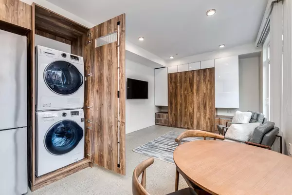 Vancouver, BC V6E 1H1,1170 Barclay Street #102