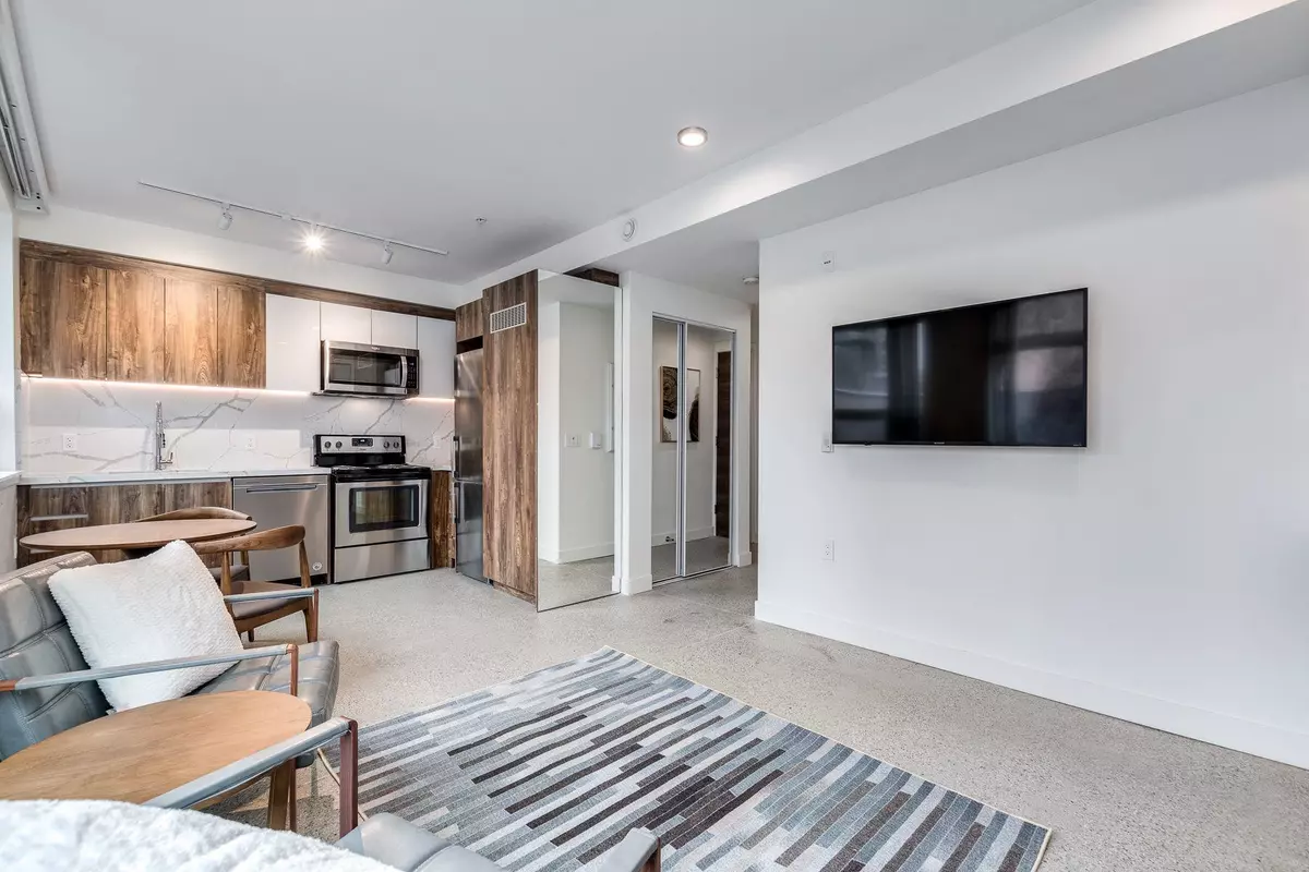 Vancouver, BC V6E 1H1,1170 Barclay Street #102