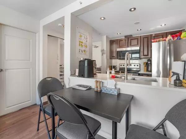 Vancouver, BC V6B 6H4,438 Seymour ST #803
