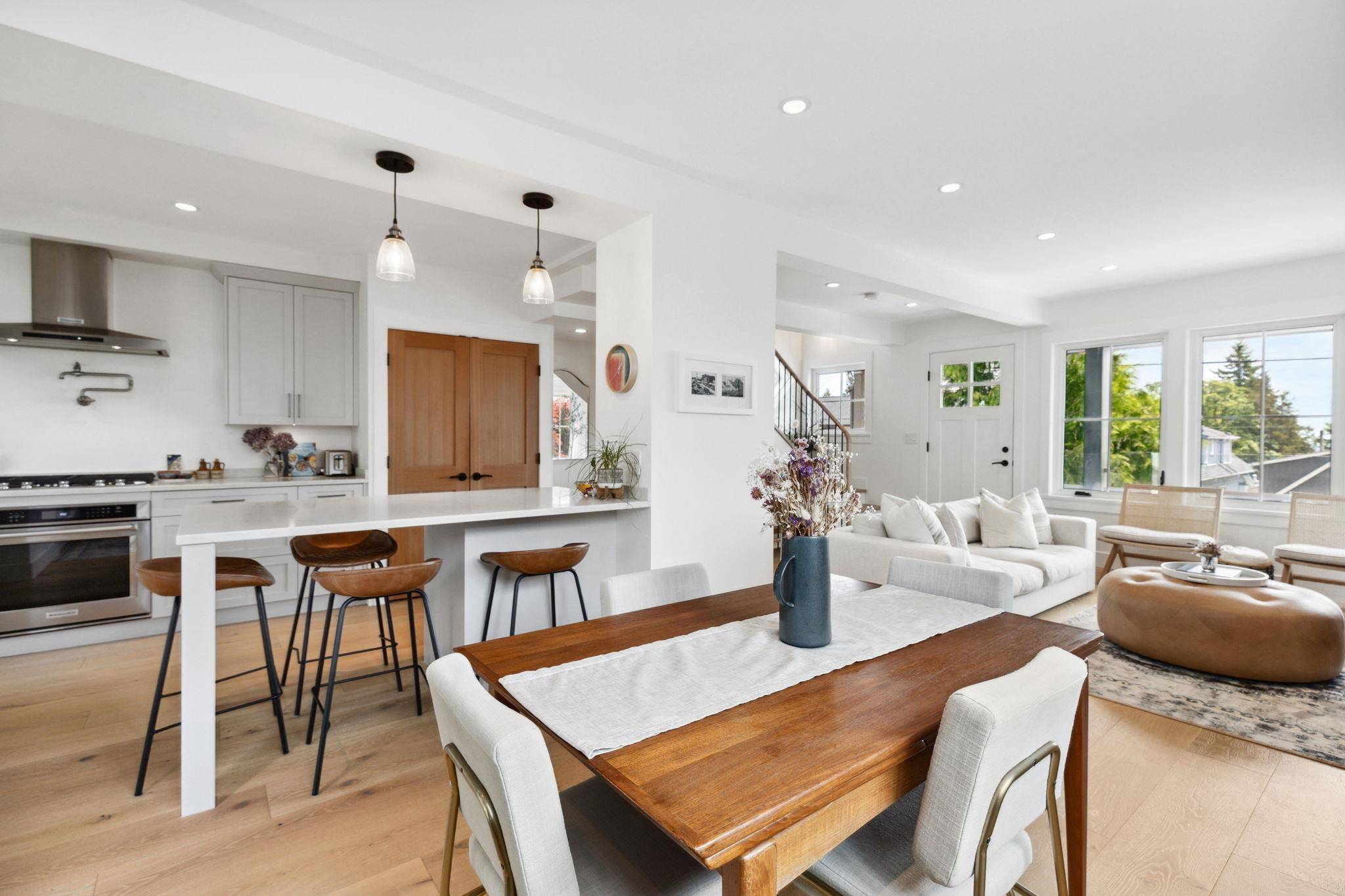 230 E 28 ST North Vancouver, BC V7N 1C2