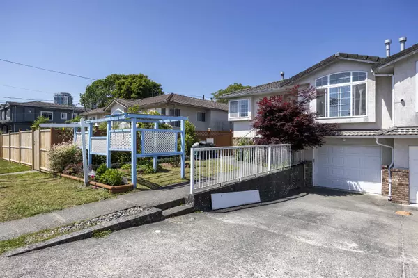 Burnaby, BC V3N 1L6,7523 17th AVE
