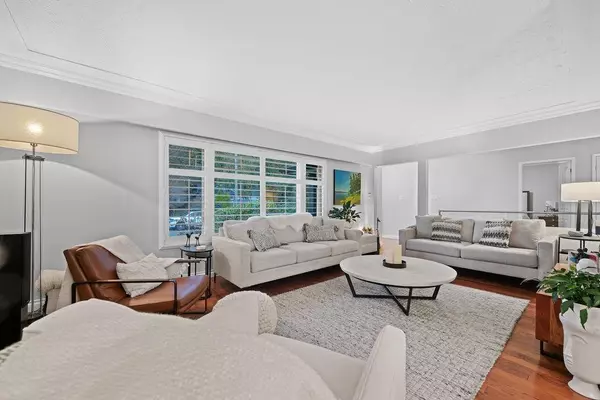 North Vancouver, BC V7M 2A6,549 W 22nd ST