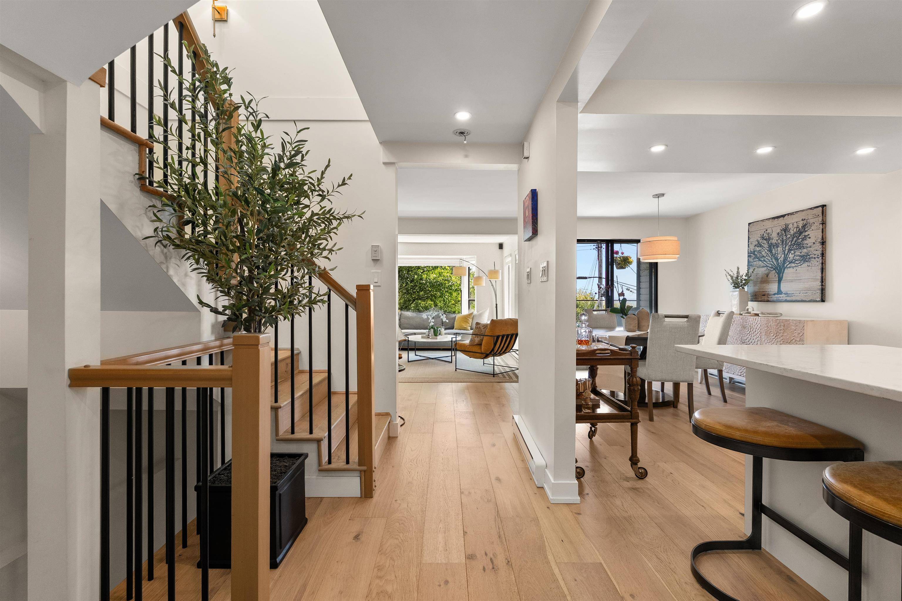 14985 Victoria AVE #4, White Rock, BC V4B 1G2
