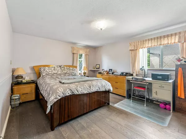 Delta, BC V4K 1L8,5259 Oak PL