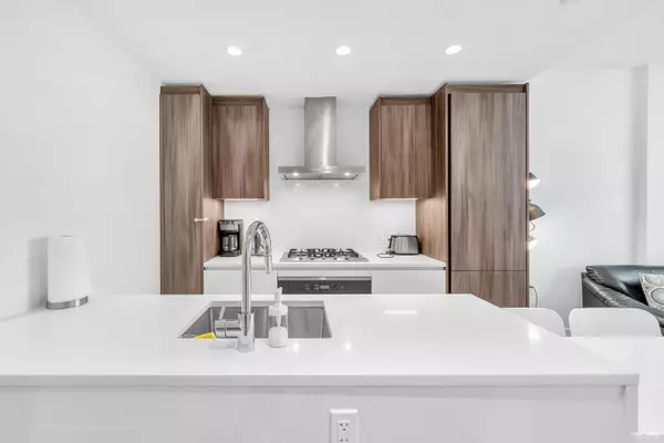 Richmond, BC V6Y 0L5,6320 No. 3 RD #860