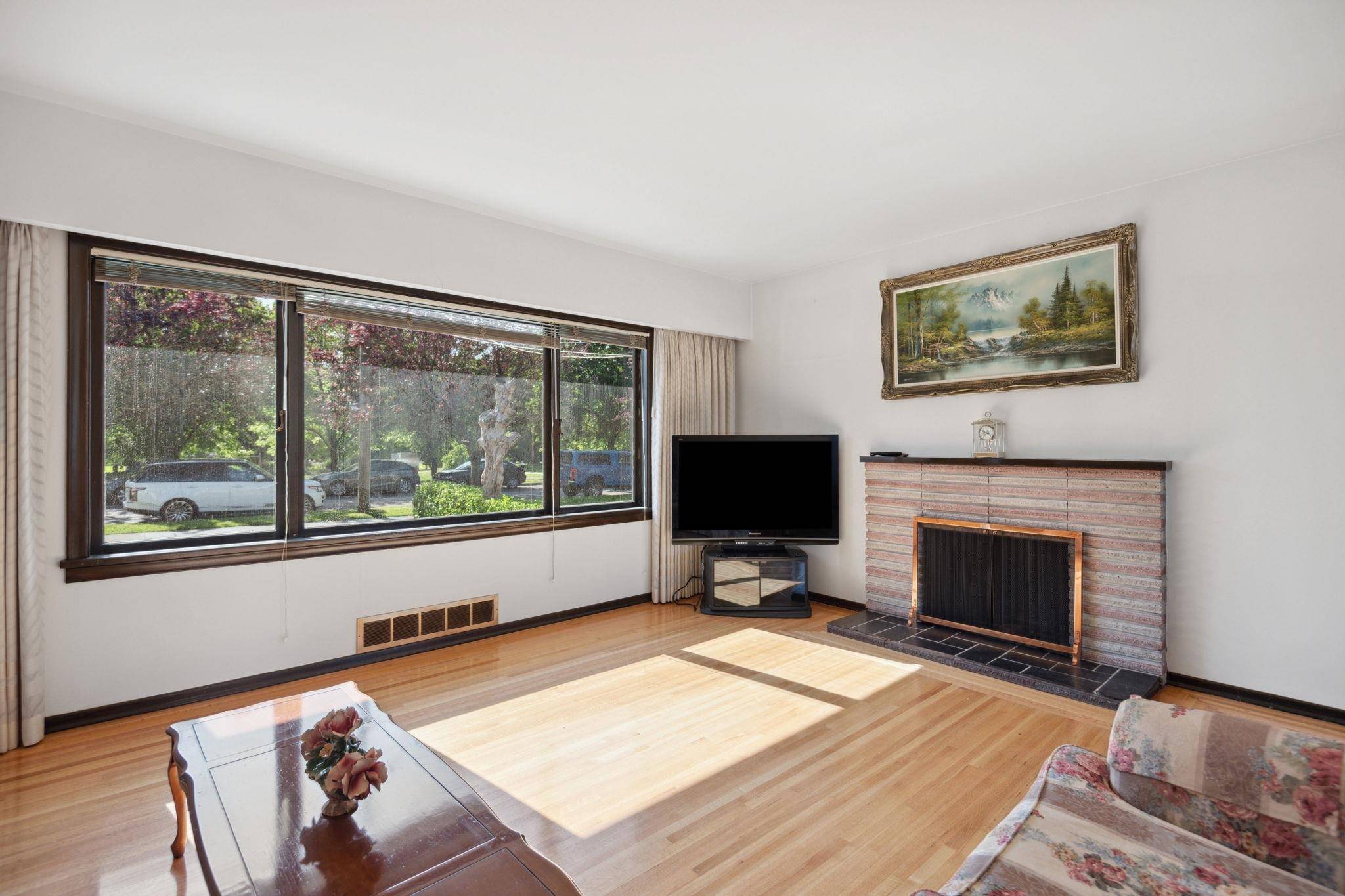 4262 Dumfries ST Vancouver, BC V5N 3T2