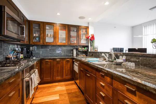 Vancouver, BC V6G 3K1,499 Broughton ST #407