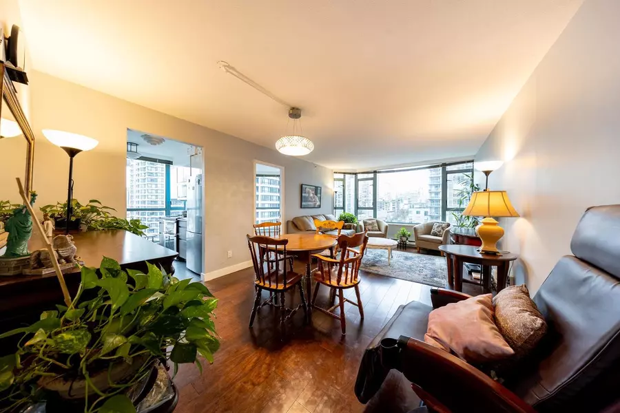888 Hamilton ST #703, Vancouver, BC V6B 5W4