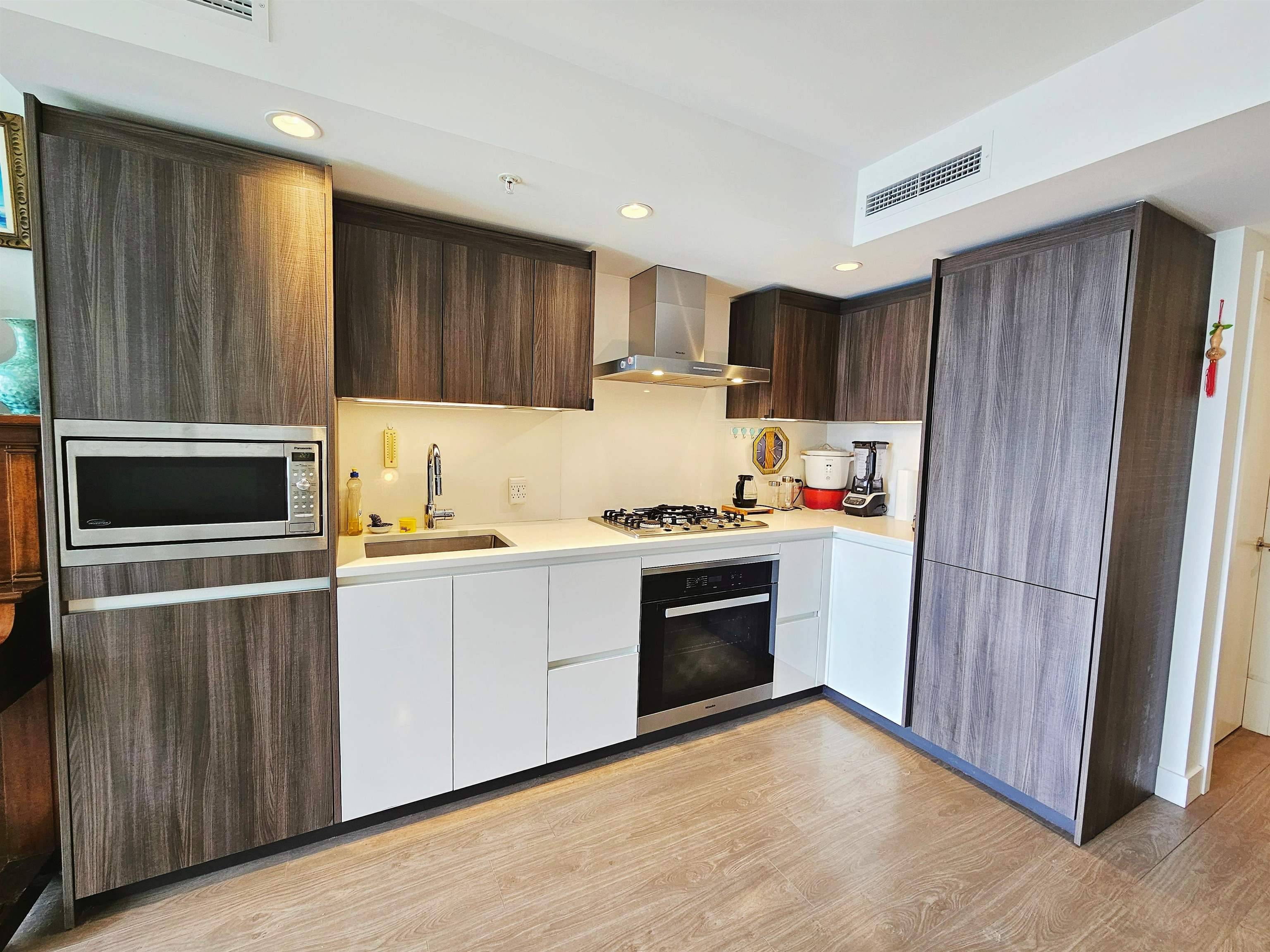 Richmond, BC V6Y 0L6,6328 No. 3 RD #651