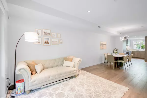 North Vancouver, BC V7P 1Y1,1960 Glenaire DR #8